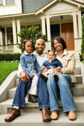 Famille noire devant maison